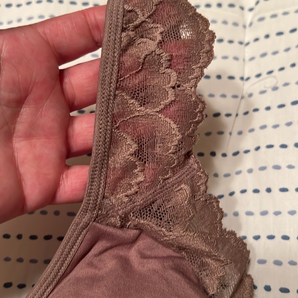 Rhonda Shear seamless bra. - Picture 6 of 8